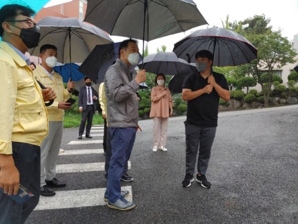 0810 임태희교육감, 폭우피해 학교 찾아 안전 점검(사진2).jpg