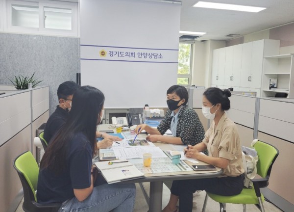 220804 이채명 의원, 지역구 현안사항으로 경기의회안양상담소 업무보고 실시 (1).jpg