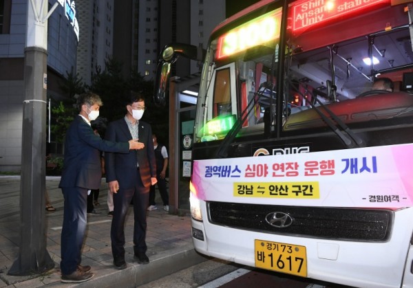 63.안산시, 16일부터 3100번 광역버스 새벽2시까지 연장 운행(이민근 안산시장이 12일 광역버스 심야연장운행에 앞서 안전점검을 하고 있다.).jpg