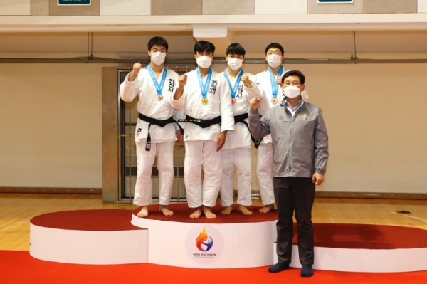 2-1. 이상일 용인특례시장이 금메달을 획득한 유도팀을 격려하고 있다.JPG