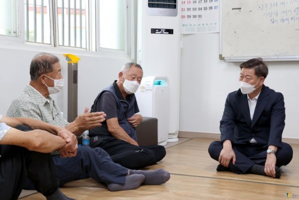 (광명3-4)박 시장은 30일 학온동 행정복지센터에서 ‘우리동네 시장실’을 운영하고 시민을 만나 현장의 목소리를 듣고 민생현장을 살폈다.JPG