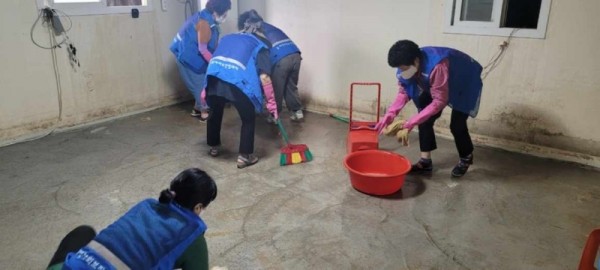 (광명3-2)학온동 행정복지센터에서는 지난 29일 자율방재단과 지역사회보장협의체 등 유관단체원 및 동 직원 20여 명이 수해 피해 농가 현장을 찾아 수해복구 및 대청소를 실시했다 (1).jpg