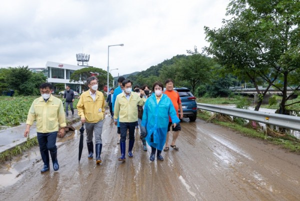 (자료사진)+김동연+경기도지사，+용인시+고기동(고기교)+침수+현장+점검(8월+9일).jpg