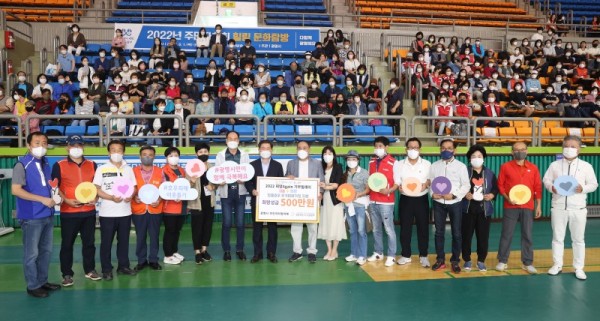 (광명3-1)광명시 주민자치협의회는 지난 9월 1일 집중호우로 침수피해를 겪은 어려운 이웃을 위해 광명희망나기운동본부에 희망 성금 500만 원을 전달했다..jpg