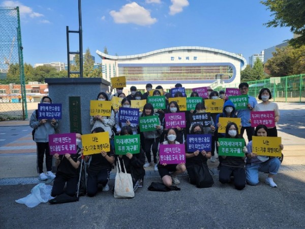 (광명5)광명시는 지난 21일 하안중학교 기후동아리 ‘선한 모의작당’과 함께 학교 주변에서 ‘광명 줍킹데이’ 캠페인을 펼쳤다.jpg