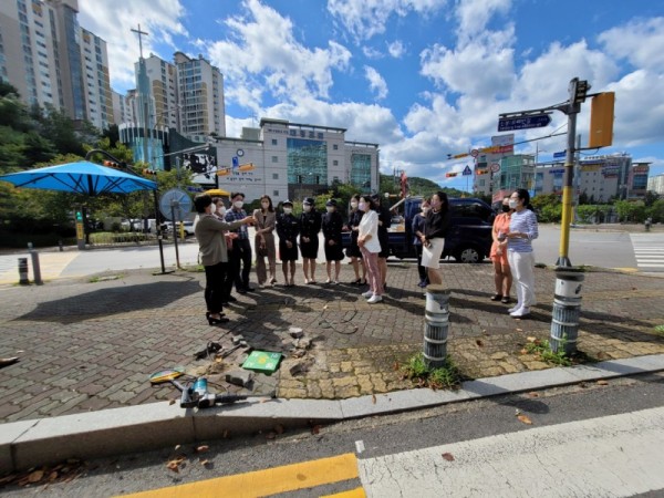 8-1. 이창식 용인특례시의회 의원_ 용인녹색어머니연합회 간부_ 신리초등학교 교장_ 시 관계자 등이 수지구 신리초등학교 앞에 설치될 봉사 위치 안내 블록 시공 현장을 살피고 있다..jpg