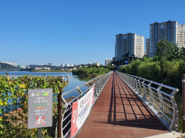 6-1. 용인특례시가 기흥저수지 순환산책로에 설치한 보도교.jpg