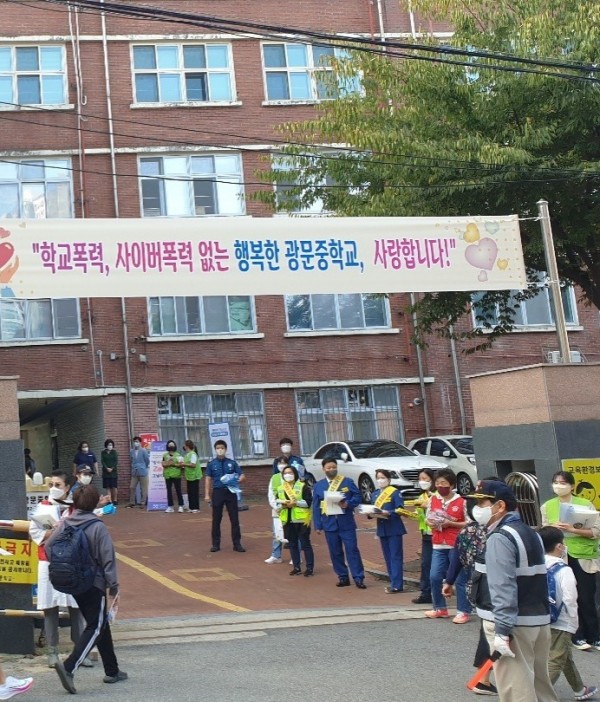 (광명6-2)광명시청소년재단 청소년상담복지센터는 지난 22일 광명시 광문중학교 등교 시간에 위기청소년 발굴 및 연계 지원을 위한 ‘1388청소년지원단 등굣길 아웃리치’를 실시했다.jpg