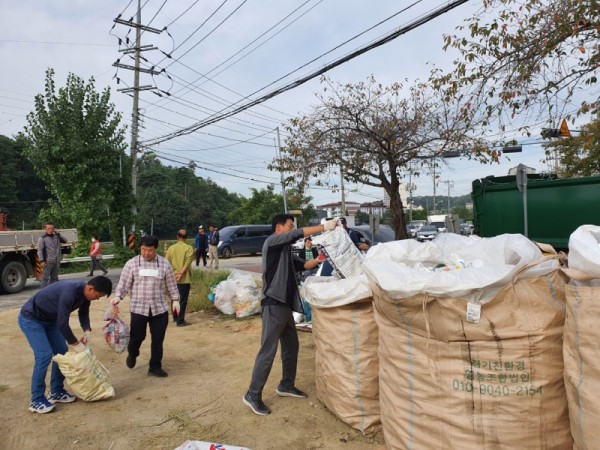 11. 백암면 이장협의회가 깨끗하고 안전한 마을 환경 조성을 위해 폐농약병을 일제 수거했다..jpg