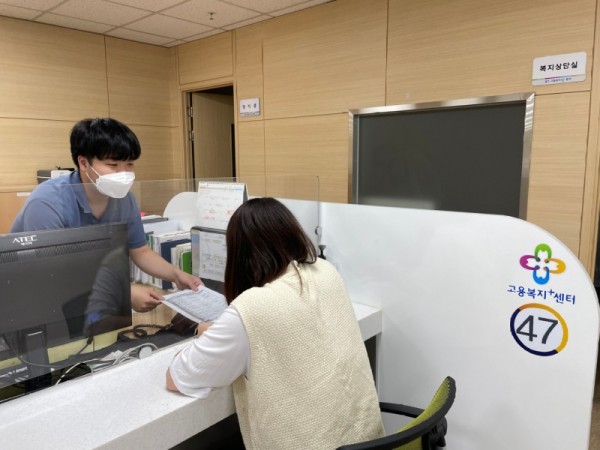 7. 용인고용복지플러스센터를 찾은 한 구직자가 복지상담을 받고 있는 모습.jpg