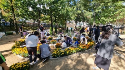 수지구 신정문화공원, 용인시민 50여명이 심은 메리골드 피었네