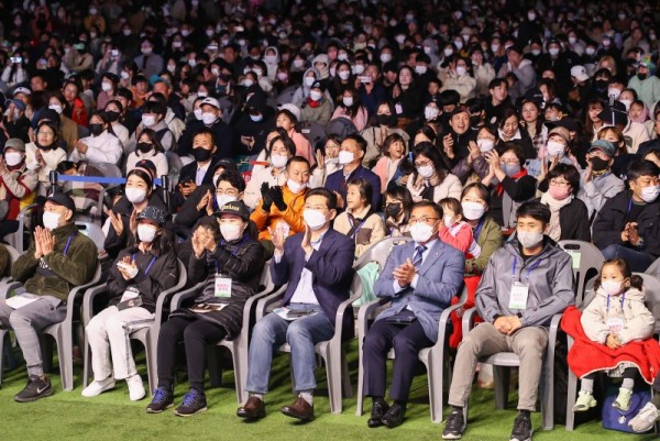 2-2. 이상일 용인특례시장이 시민들과 함께 2022 용인패밀리페스티벌 개막식에 참석했다.jpg