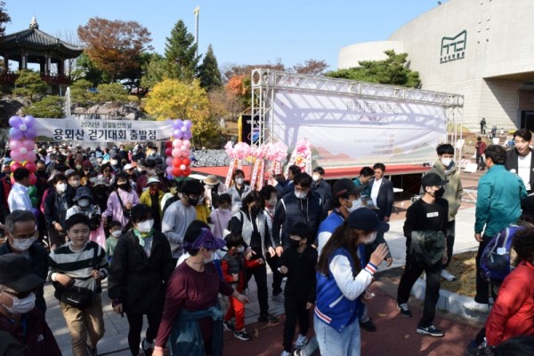 7-1. 용인특례시 기흥구 상갈동은 지난 29일 동민의 날을 맞아 용뫼산 걷기대회를 진행했다..JPG