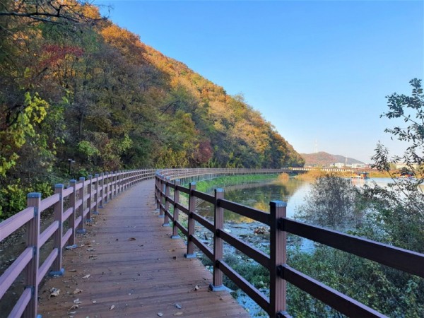 5. 용인특례시가 이동저수지에 2km 길이의 산책로를 설치했다..jpg