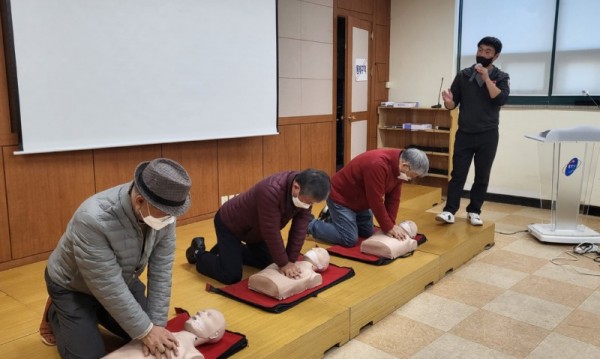 9. 남사읍이 마을 이장과 행정복지센터 전 직원을 대상으로 심폐소생술 교육을 실시했다..jpg