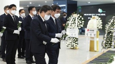 이태원 참사 합동 분향소 열흘 동안 계속 찾은 김동연 지사 “지켜주지 못한 책임에 부끄럽고 참담”. 희생자 명복 빌어