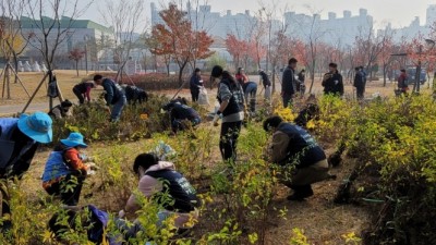 수원시, 시민들과 함께‘1인 1나무 심기’ 행사