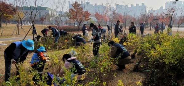 수원시시민들과함께‘1인1나무심기’행사.jpg