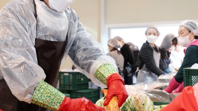 김장 담그는 이상일 용인특례시장…용인사랑나눔 김장축제