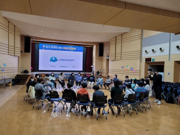 (광명4-1)광명시가 주최하고 광명시청소년수련관이 공동주관하는 「2022 광명시 통일공감교육-청소년평화공감토론캠프」가 지난 12일 ‘평화 공감 토크콘서트’를 끝으로 5개월간의 활동을 마무리했다.jpg