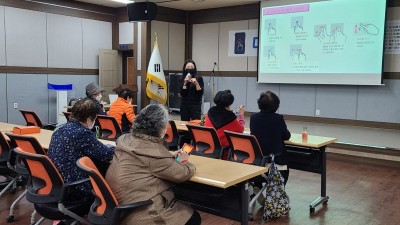 ‘배움의 열기 후끈’ 시흥시, 어르신 맞춤형 프로그램 ‘스마트폰 교실’ 운영