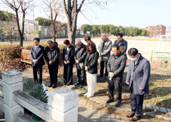 (광명1)광복회 광명시지회(회장 김충한)는 제83회 순국선열의 날을 맞아 지난 17일 기념식 및 강연회에 앞서 온신초교 내 3.1독립만세운동 광명지역발상지 기념비를 참배했다.jpg