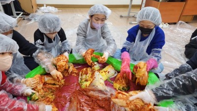 광주시 초월초, 고사리손으로 직접 담근 김장김치로 사랑을 전하다