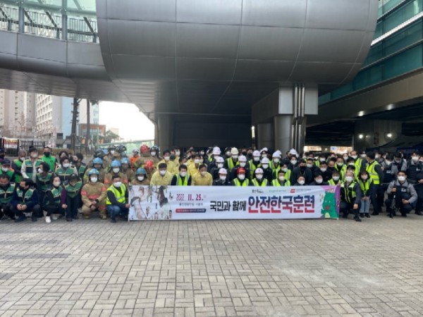 3-1. 지난 25일 기흥역에서 진행된 재난대응 안전한국훈련 참가자들이 기념촬영을 하고 있다.JPG