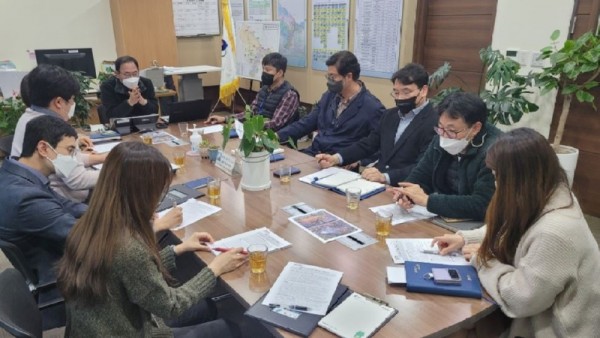 3. 지난달 28일 수지구 관계자들이 성복천 수질환경 개선 대책을 논의하고 있다.JPG