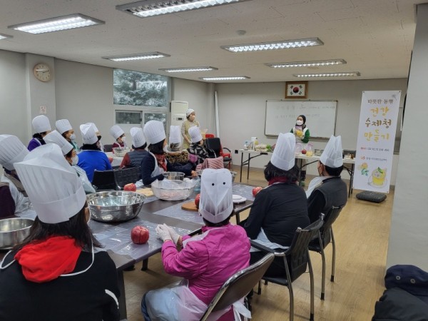 (광명4)광명시 보건소 치매안심센터는 15일 치매안심마을에 거주하시는 치매·경도인지장애 어르신을 모시고 수제청 만들기를 진행했다.jpg