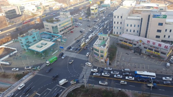 9. 지방도 315호선 보라교사거리 일원에 차량이 몰려 교통혼잡을 빚고 있다.jpg