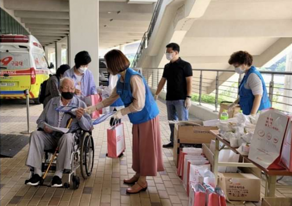 1. 처인구보건소 관계자들이 지난 7월 시민들에게 건강증진을 위한 안내문을 나누고 있다.png