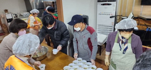 6-1. 이창호 기흥구청장이 도시락 반찬을 나눠 담고 있다..jpg