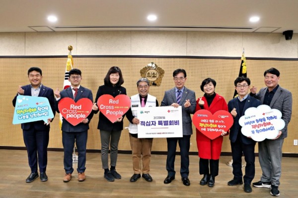 5.(사진)의회 적십자회비전달(1).jpg