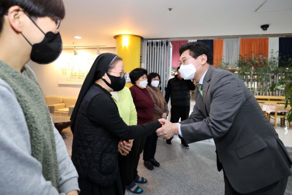 1-1. 이상일 용인특례시장이 17일 행복한 집을 방문해 시설 관계자들과 인사를 나누고 있다..JPG