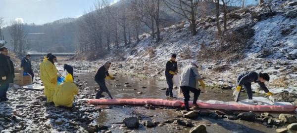 10. 20일 이동읍 행정복지센터 직원들과 이장협의회_ 주민자치위원회 위원들이 화재로 오염된 용덕사천 정화 활동을 하고 있다..jpg