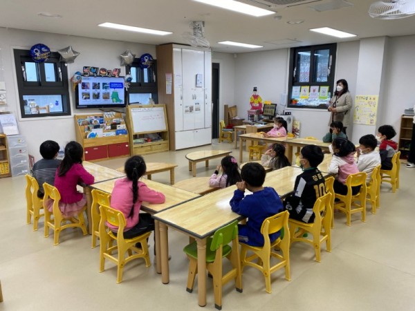 6. 용인특례시 관계자가 기흥구 신갈동 신갈어린이집 원아를 대상으로 미세먼지 저감시설 관련 교육을 하고 있다.jpg