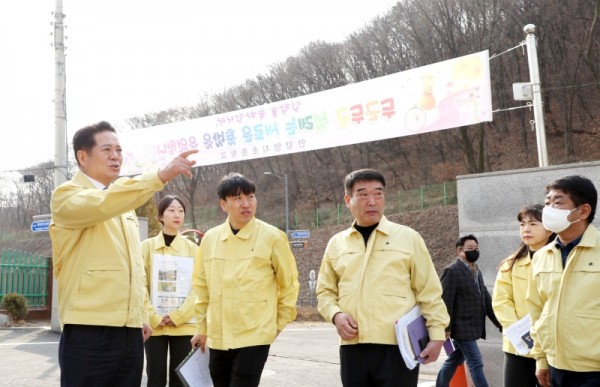 최대호 안양시장은 8일 오전 지진 옥외 대피장소 특별점검을 위해 만안구 안양9동의 양지초등학교를 방문했다.jpg