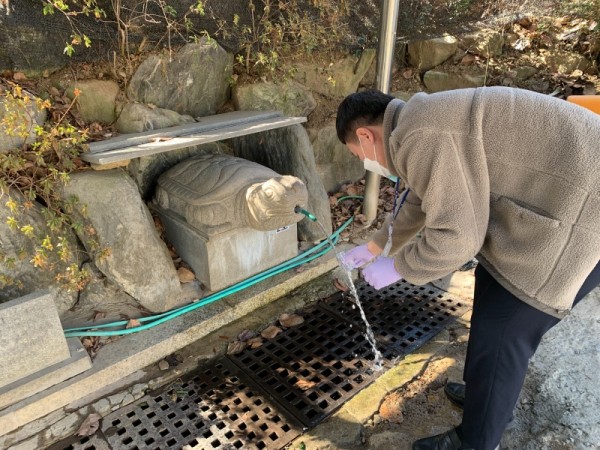 (광명3)광명시는 봄철 산행 등 외부 활동이 늘어나면서 시민들이 안심하고 이용할 수 있는 약수터 환경을 조성하기 위해 약수터(먹는물공동시설) 13곳을 대상으로 수질 안전성 검사를 강화한다(지난 2월 참샘물2호 약수터 수질검사 채수).JPG