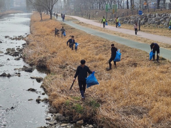 4-1. 지난 9일 이창호 기흥구청장과 직원 등 70여명이 신갈천 산책로 2.9km 구간을 깨끗하게 정리하고 있는 모습.jpg