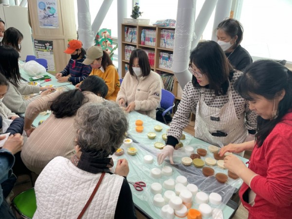 7. 한국생활개선용인시연합회가 드림스타트 아동 가정 10가구를 대상으로 비누 만들기 체험 봉사를 했다.jpg