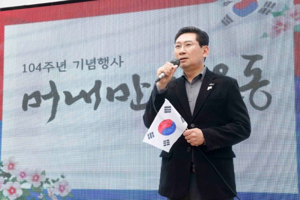 1. 이상일 용인특례시장이 25일 수지 머내만세운동 기념행사에서 인사말을 하고 있다.jpg