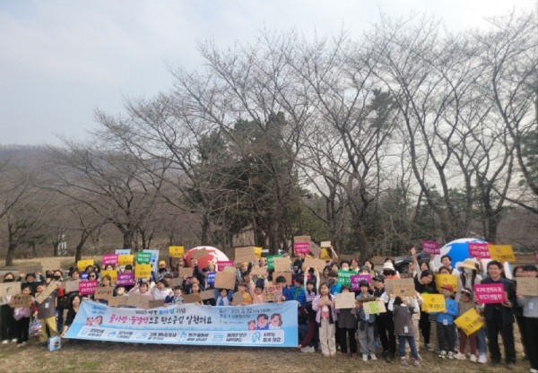 (광명1-1)광명시는 22일 ‘세계 물의 날’을 맞아 오후 2시부터 노온정수장에서 ‘물사랑·물절약으로 탄소중립 실천’을 부제로 아동, 가족 등 120명과 함께 기념행사를 개최했다.jpg