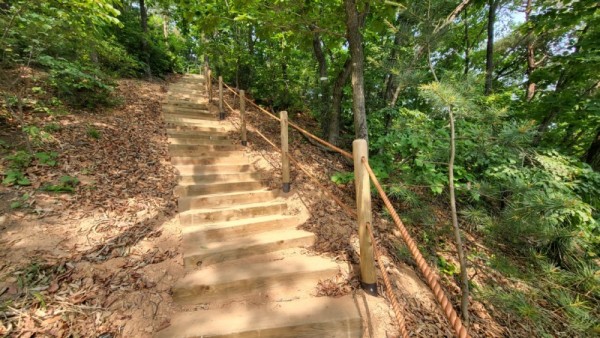 2. 용인특례시가 청년 김대건길의 일부 험준한 구간에 목재데크를 설치한다. 사진은 기존에 설치된 구간. (2).jpg