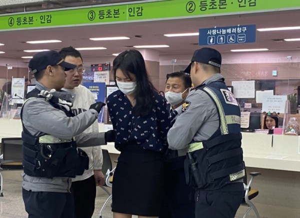 12. 수지구가 민원실에서의 폭언과 폭행에 대응하기 위해 모의 훈련을 진행했다. 가해 민원인을 경찰이 제압하는 모습.jpg