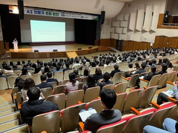 11일 안양시청 강당에서챗GPT 관련 강연이 진행되고 있다.JPG