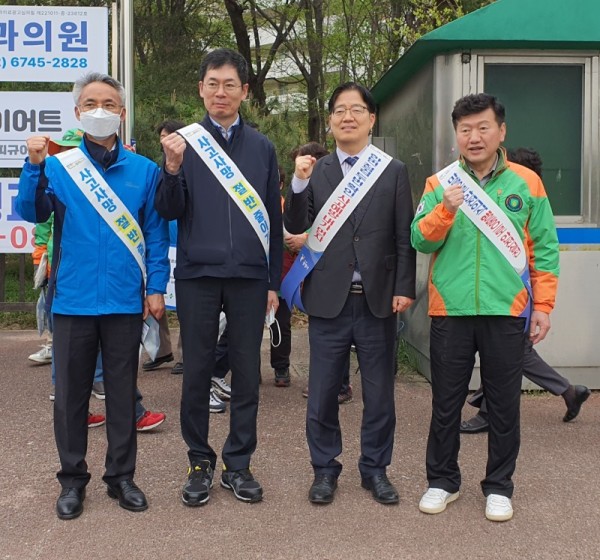 (광명3-1)광명시는 14일 오전 8시에 고용노동부 안양지청, 안전보건공단 경기서부지사와 산업재해 예방을 위해 합동 캠페인을 벌였다(왼쪽부터 김진현 안전보건공단 경기서부지사장, 오세완 고용노동부 안양지청장, 김규식 광명시부시장, 구필회 광명시자율방재단장).jpg