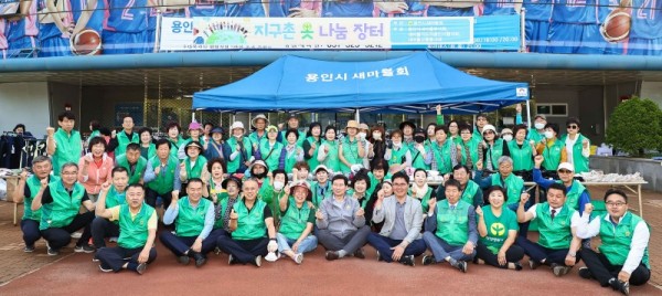 14-2. 이상일 용인특례시장이 23일 용인시새마을회가 용인실내체육관 앞 광장에서 개최한 ‘지구촌 옷 나눔 장터’를 찾아 격려했다..jpg