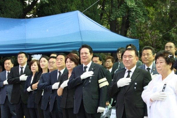 2_최대호 안양시장이 6일 만안구 현충탑에서 열린 제68회 안양시 현충일 추념식에 참석했다 (1).jpg