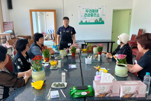 8. 동천동이 홀로어르신을 대상으로 인지 미술 수업을 진행했다.jpg